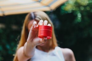 Garnier Vitamina C ou CeraVe Loção Hidratante: Qual Escolher para Pele Madura?
