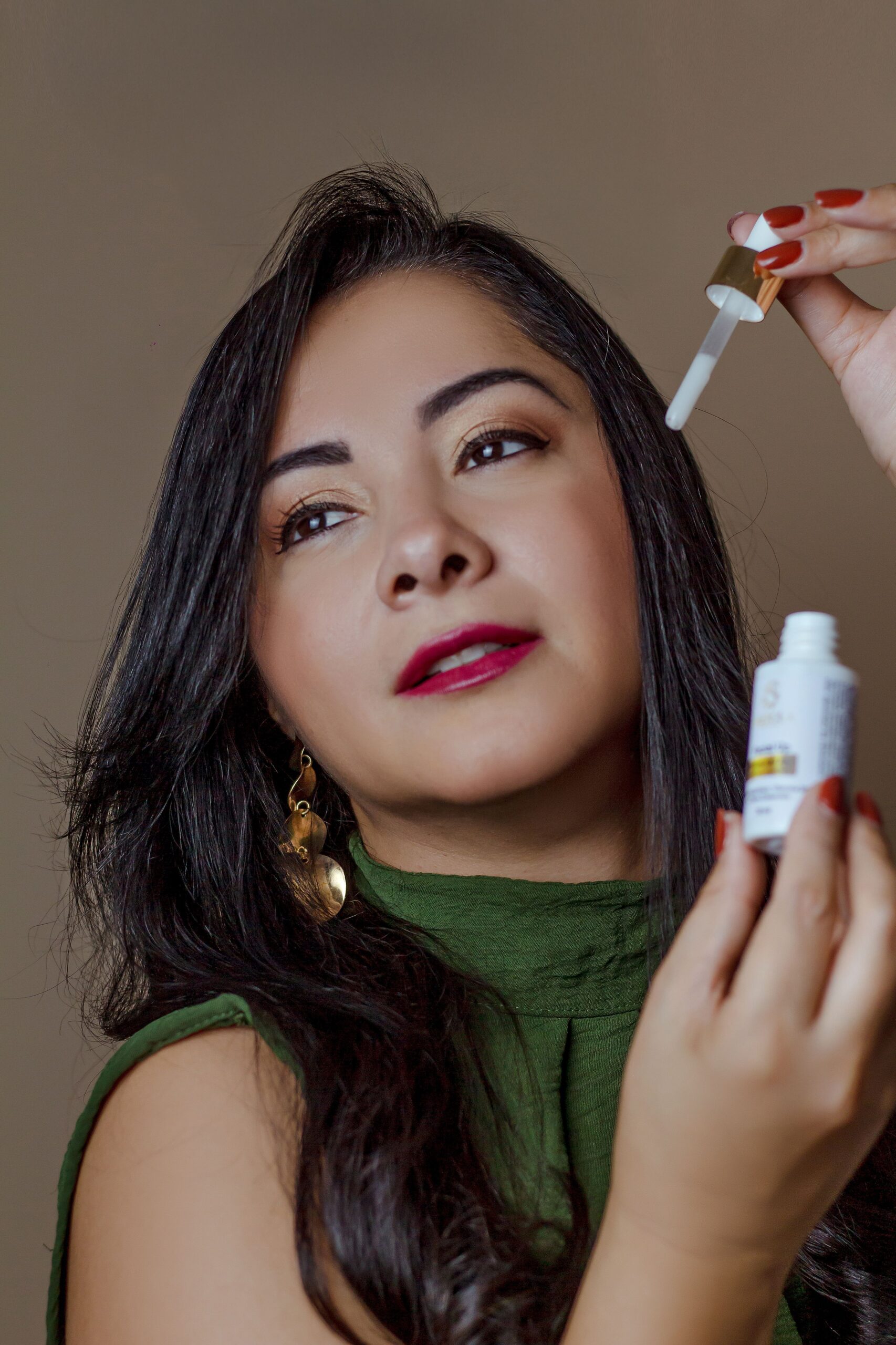 Mulher aplicando sérum com conta-gotas, rotina de retinal ou retinol