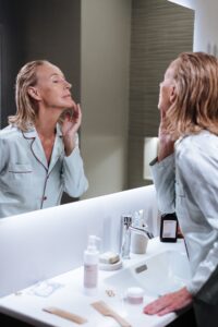 Acne Hormonal na Perimenopausa: Por Que Aparece e Como Cuidar da Pele Madura