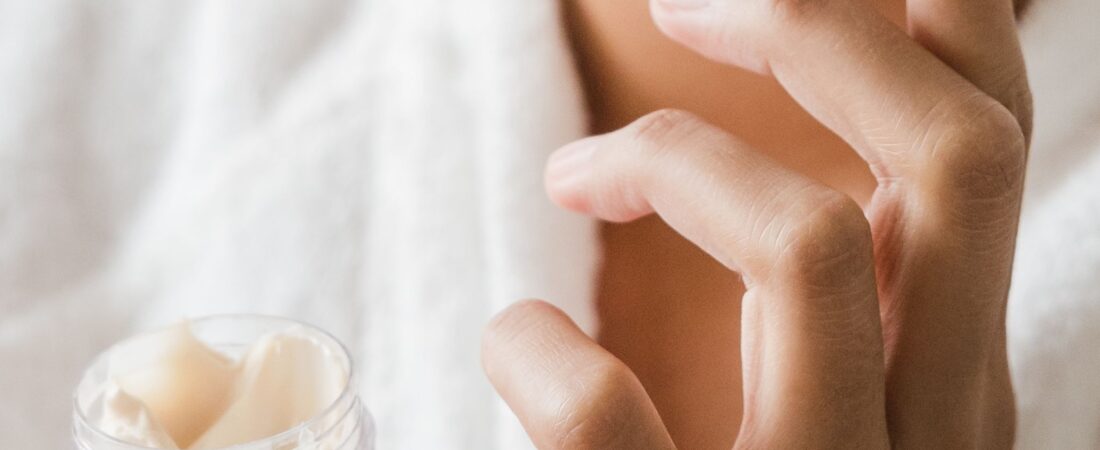 Ceramidas ou Ácido Hialurônico: Qual Escolher para Pele Madura Ressecada?