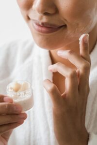 Ceramidas ou Ácido Hialurônico: Qual Escolher para Pele Madura Ressecada?