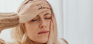 Cortisol e Estresse Podem Piorar Manchas e Flacidez na Pele Madura?