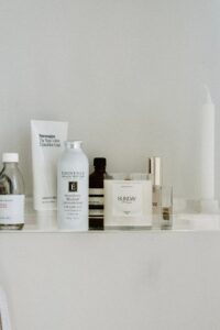 Dermocosmético é Diferente de Cosmético Comum? Veja Como Escolher na Pele Madura