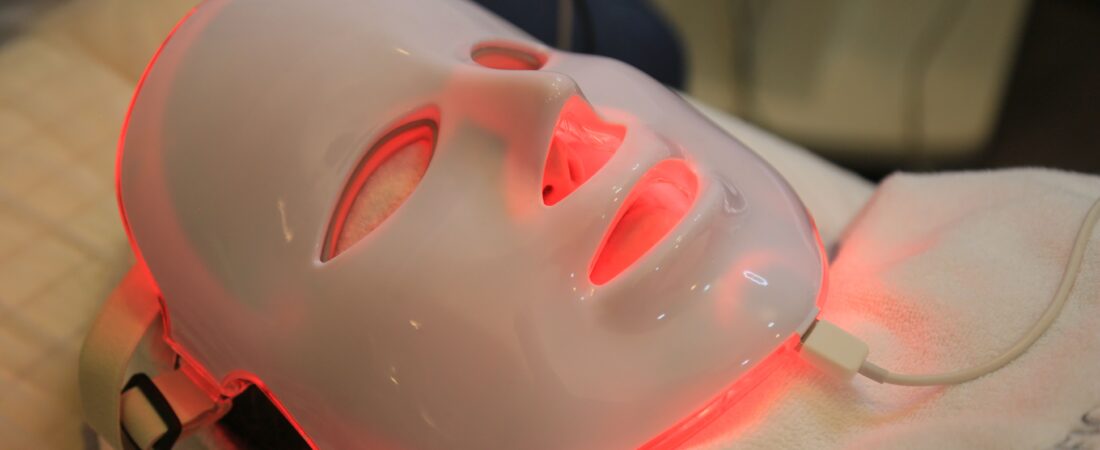 Máscara de LED Facial: Vale a Pena Investir na Pele Madura?