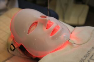 Máscara de LED Facial: Vale a Pena Investir na Pele Madura?