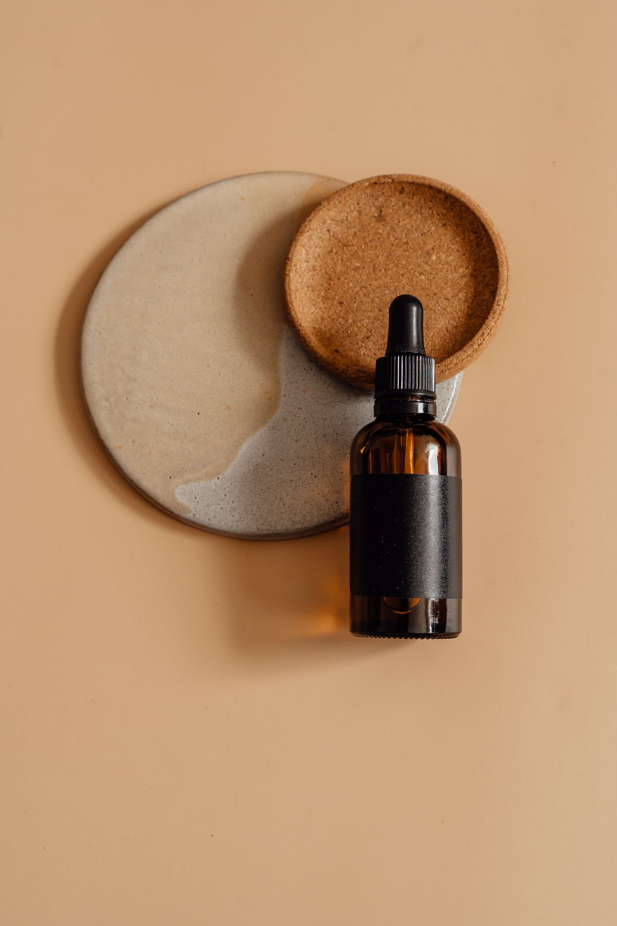 Frasco de óleo sérum natural com conta-gotas, remetendo a ativos vegetais como o bakuchiol