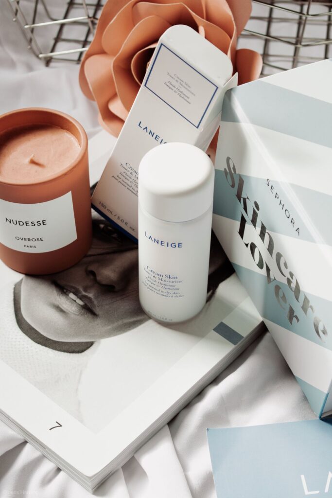 skin cycling para pele madura: produtos de skincare organizados com vela em ambiente aconchegante