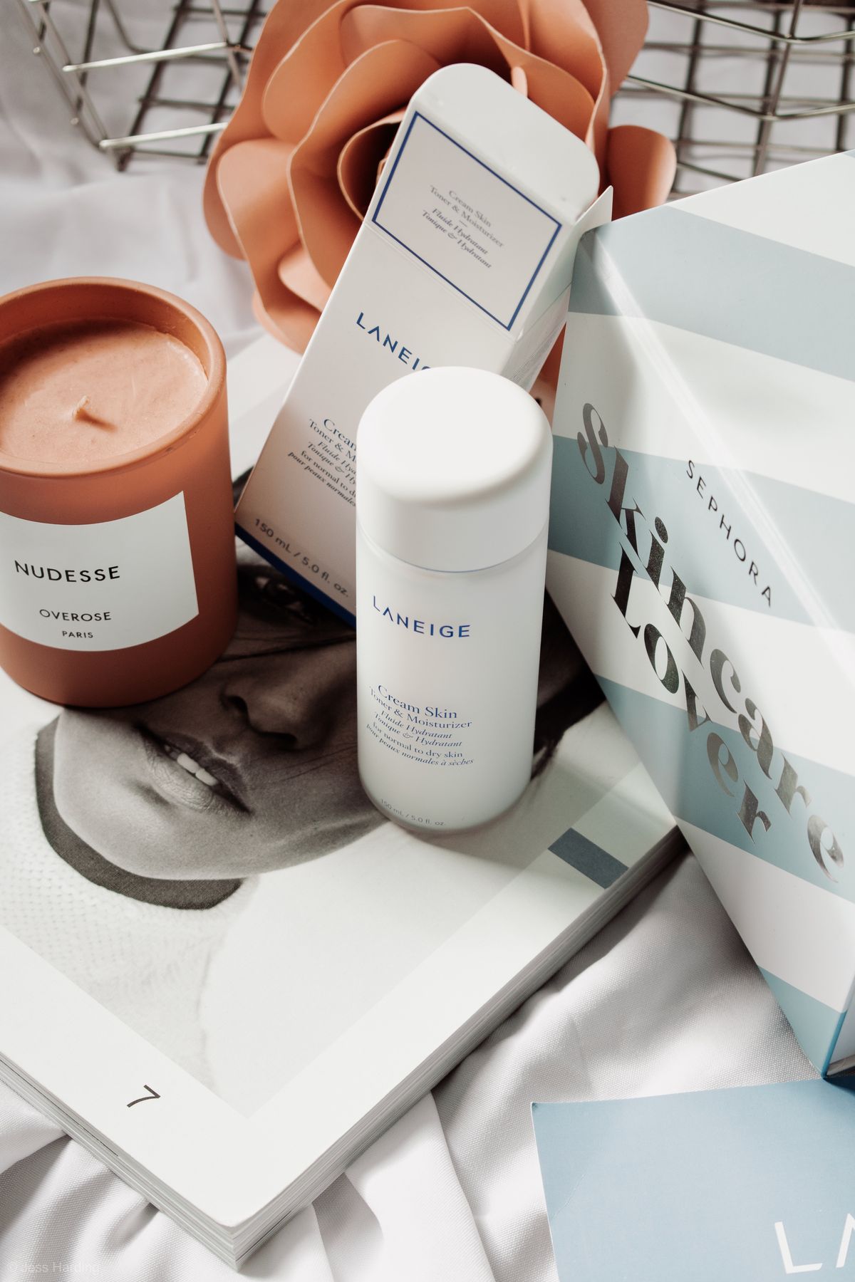 produtos de skincare organizados com vela em ambiente aconchegante para rotina de skin cycling