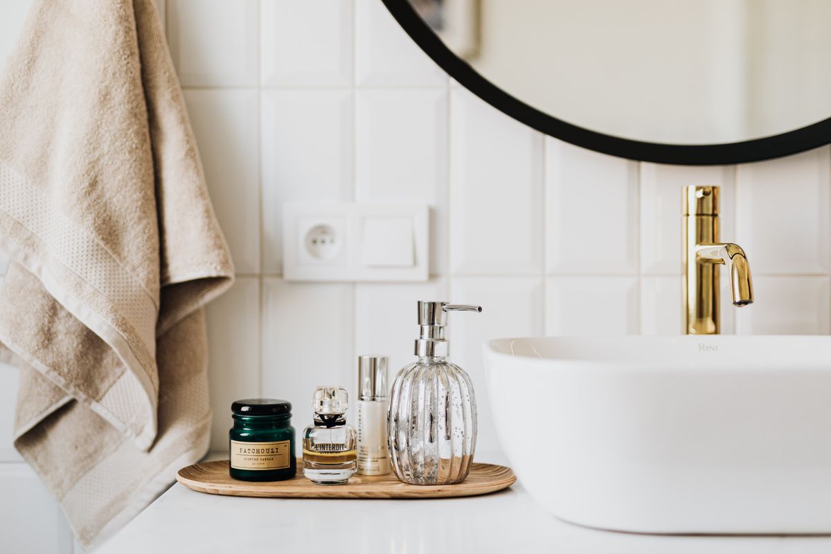rotina de skincare para pele madura: produtos organizados no banheiro