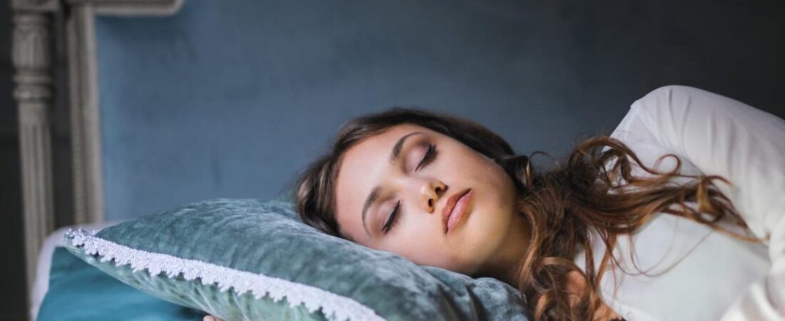 Rugas do Sono: Como a Posição para Dormir Afeta a Pele Madura