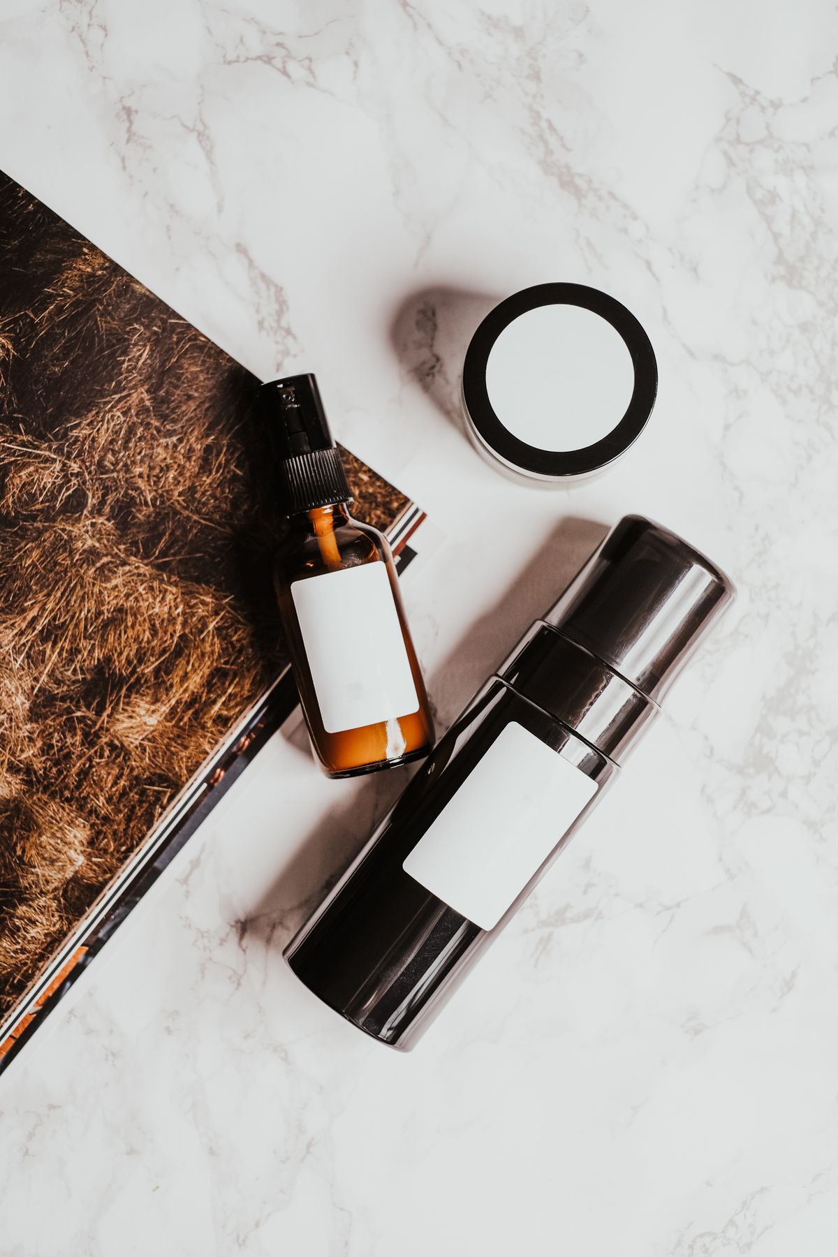 frascos de produtos de skincare organizados sobre superfície de mármore