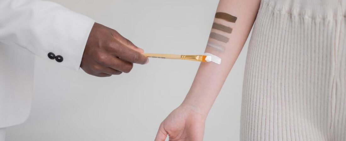 Teste de Sensibilidade (Patch Test): Como Fazer Antes de Usar um Produto Novo na Pele Madura