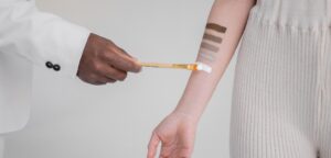 Teste de Sensibilidade (Patch Test): Como Fazer Antes de Usar um Produto Novo na Pele Madura