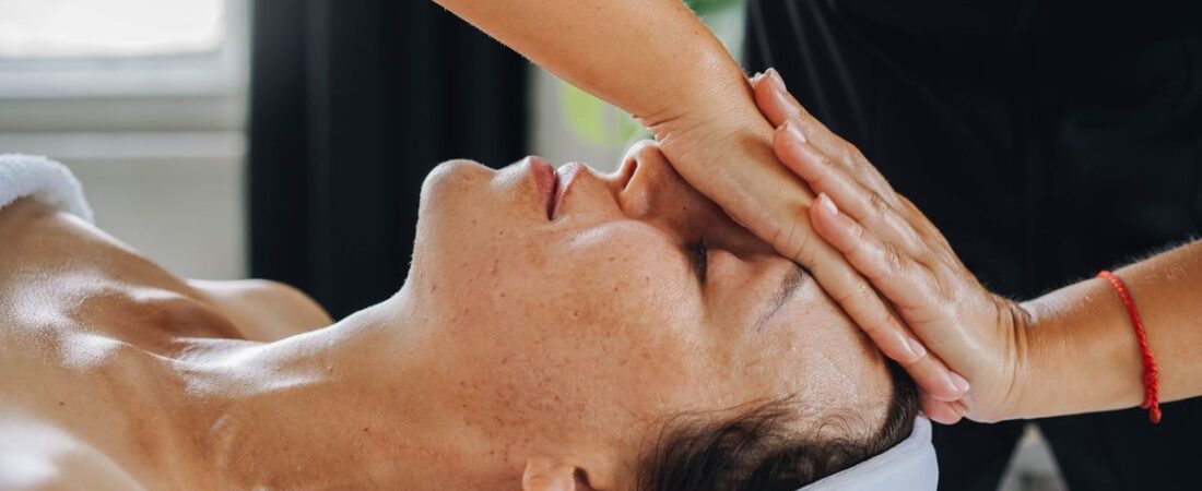 Tratamento facial ilustrando o cuidado com ácido azelaico ou niacinamida pele madura