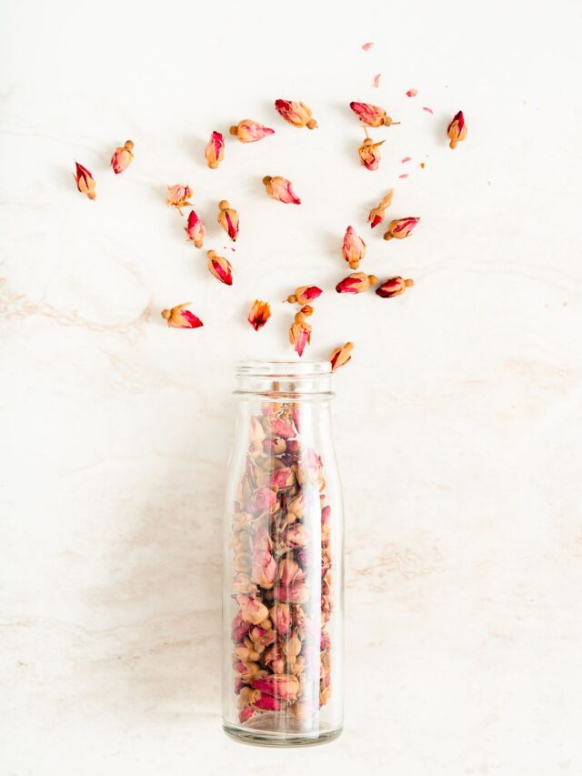 Água de rosas substitui o hidratante? Não