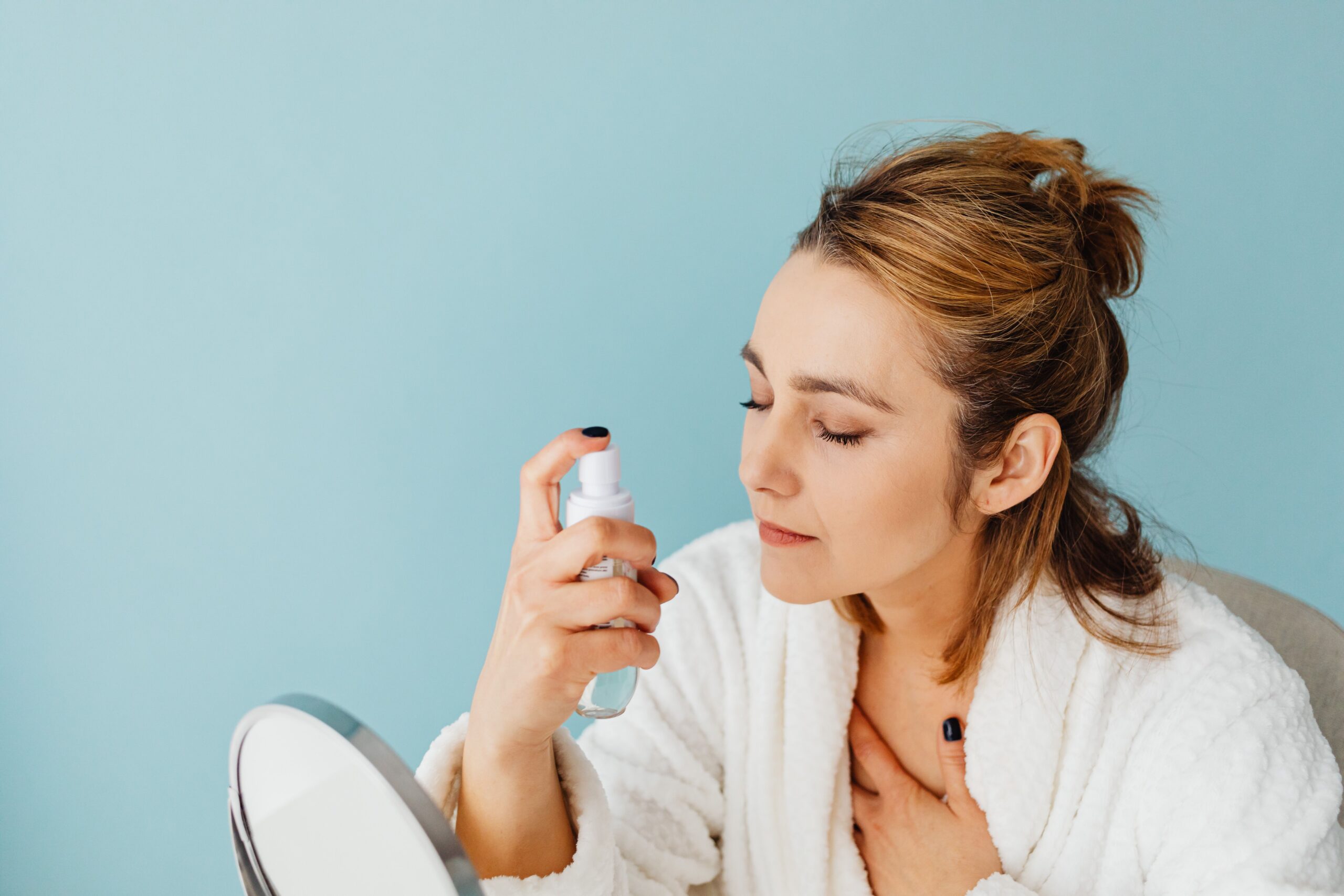 água termal facial sendo aplicada na pele madura