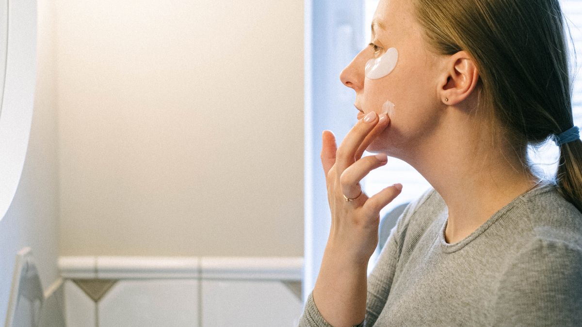 Aplicando hidratante seguindo a ordem do skincare correta