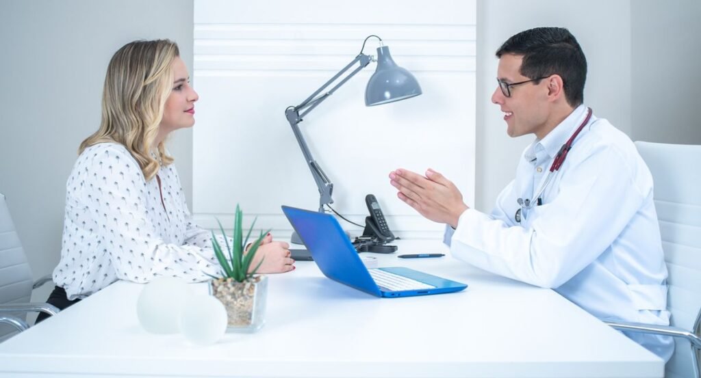 paciente conversando com médico sobre reposição hormonal na pele e sintomas da menopausa