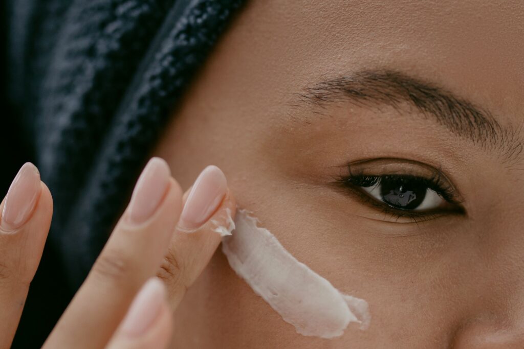 Aplicação do Principia CH-01 na rotina de skincare da pele madura