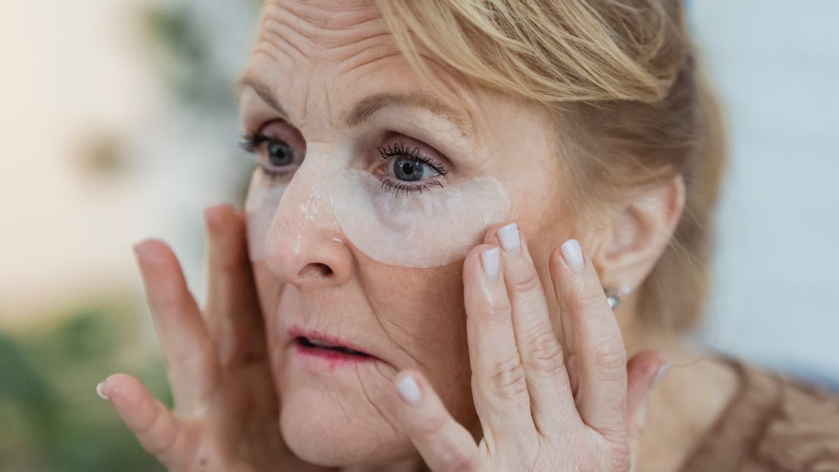 aplicação de creme na área dos olhos em pele madura