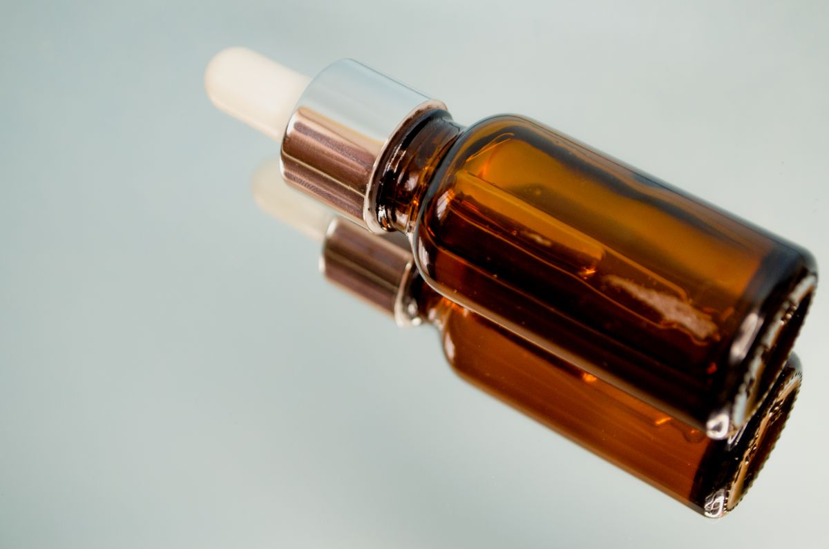 frasco de sérum com ativo biotecnológico ectoína para cuidado da pele