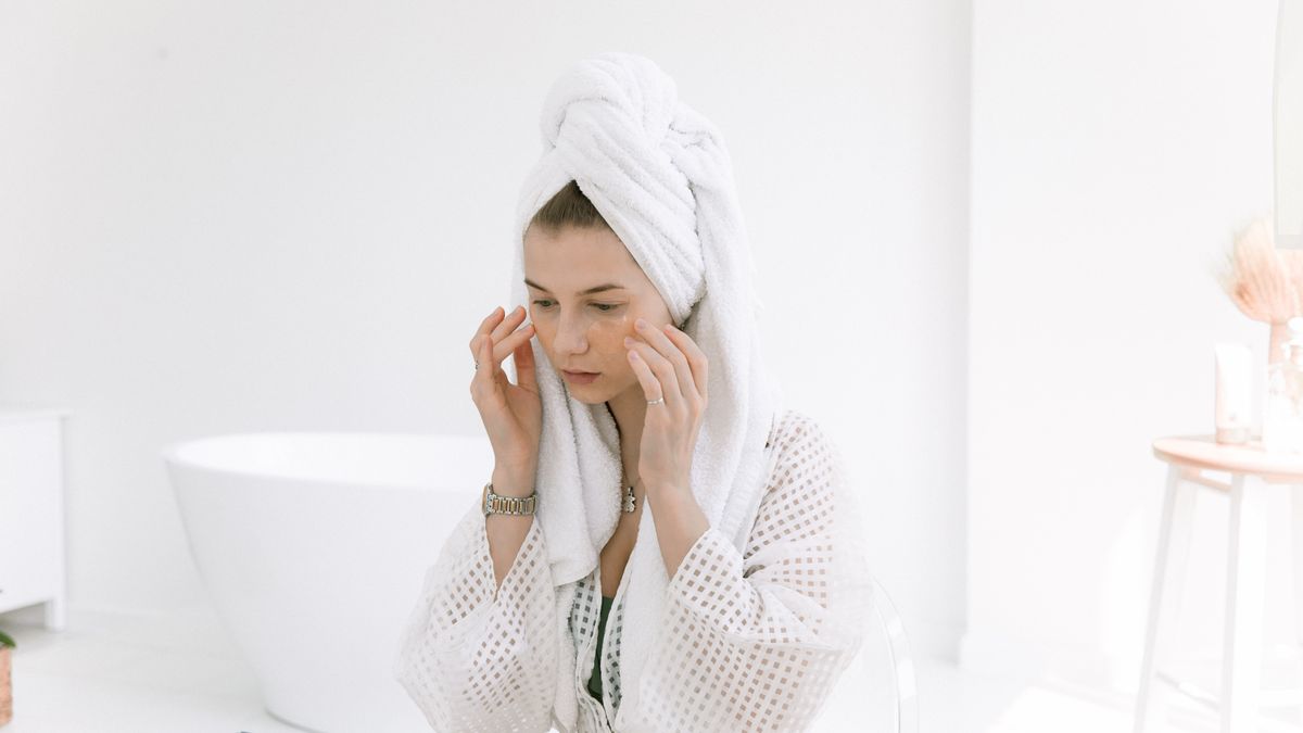 mulher se automedicando com produto errado para a pele na menopausa