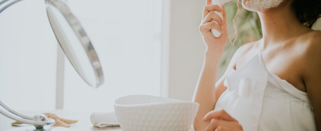 Escova de Limpeza Facial de Silicone 2026: Ajuda ou Pode Agredir a Pele Madura?