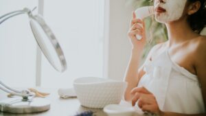 Escova de Limpeza Facial de Silicone 2026: Ajuda ou Pode Agredir a Pele Madura?