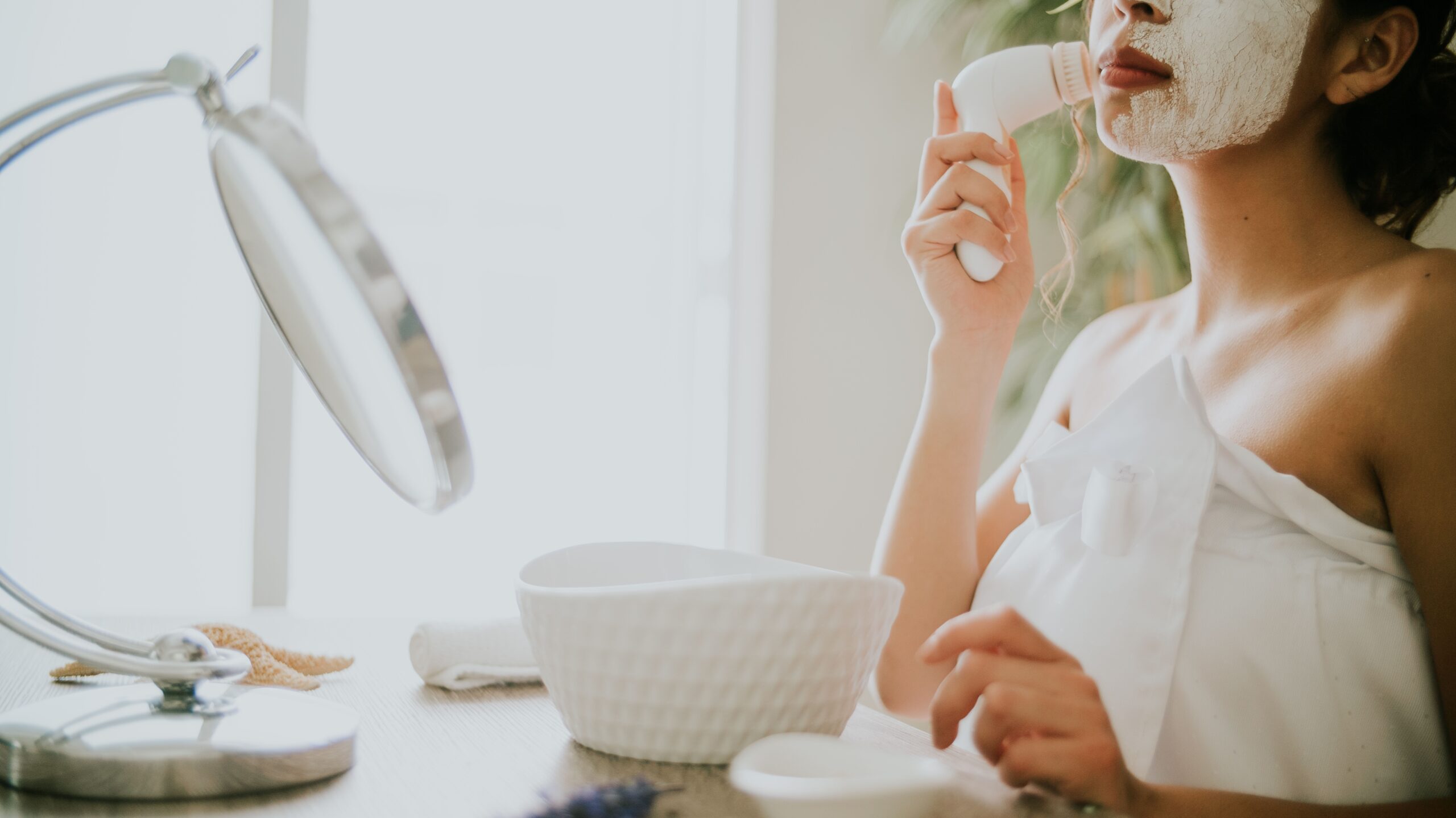 escova de limpeza facial de silicone sendo usada na pele madura