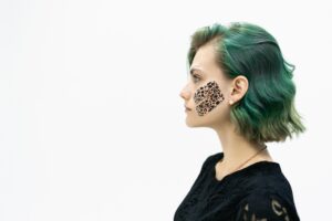 Fita Antirrugas 2026 (Face Tape): Funciona ou É Só Hype para a Pele Madura?