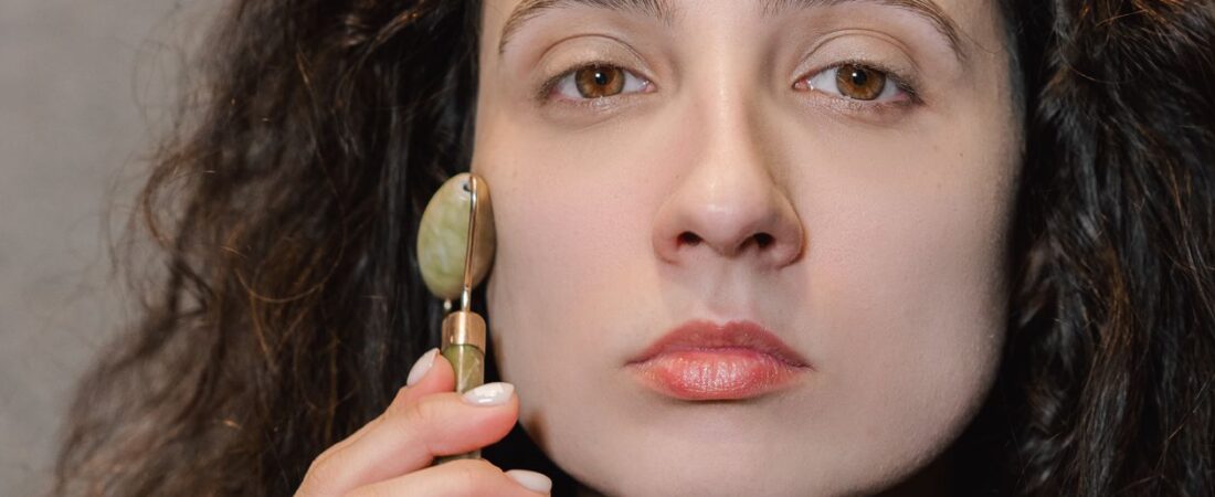 Gua Sha ou Rolo de Jade: Esses Acessórios Realmente Ajudam a Pele Madura?