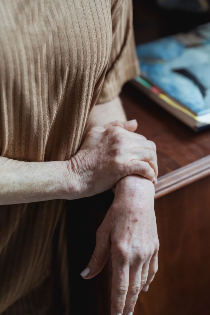 Mãos e antebraço de mulher madura