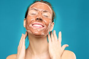 Máscara de Argila ou Máscara de Tecido: Qual Faz Mais Sentido na Pele Madura?