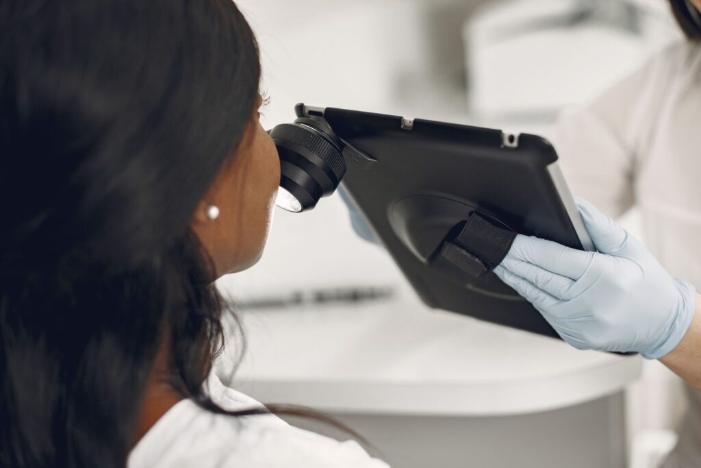 Milium no rosto: dermatologista avaliando a pele de uma paciente