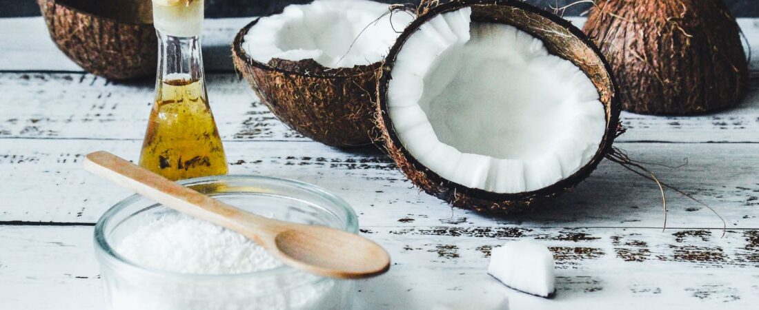Óleo de Coco no Rosto: Pode Usar na Pele Madura? (2026)