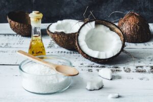 Óleo de Coco no Rosto: Pode Usar na Pele Madura? (2026)