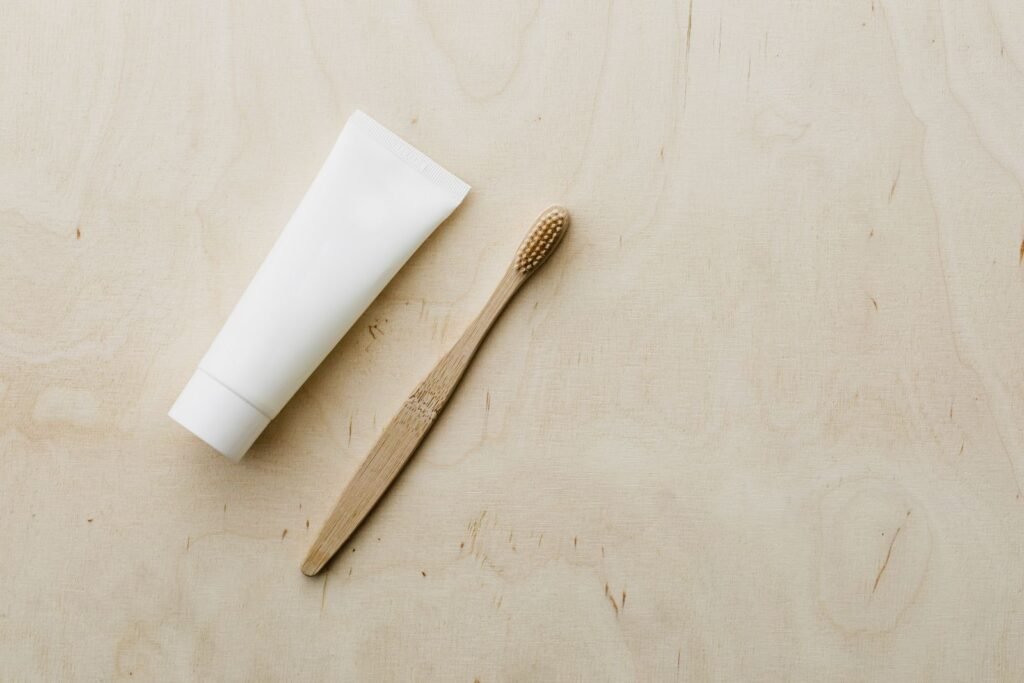 Tubo de creme dental e escova de bambu