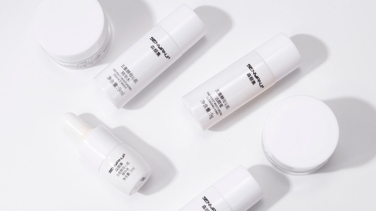 Produtos de skincare organizados por textura, do mais fino ao mais espesso