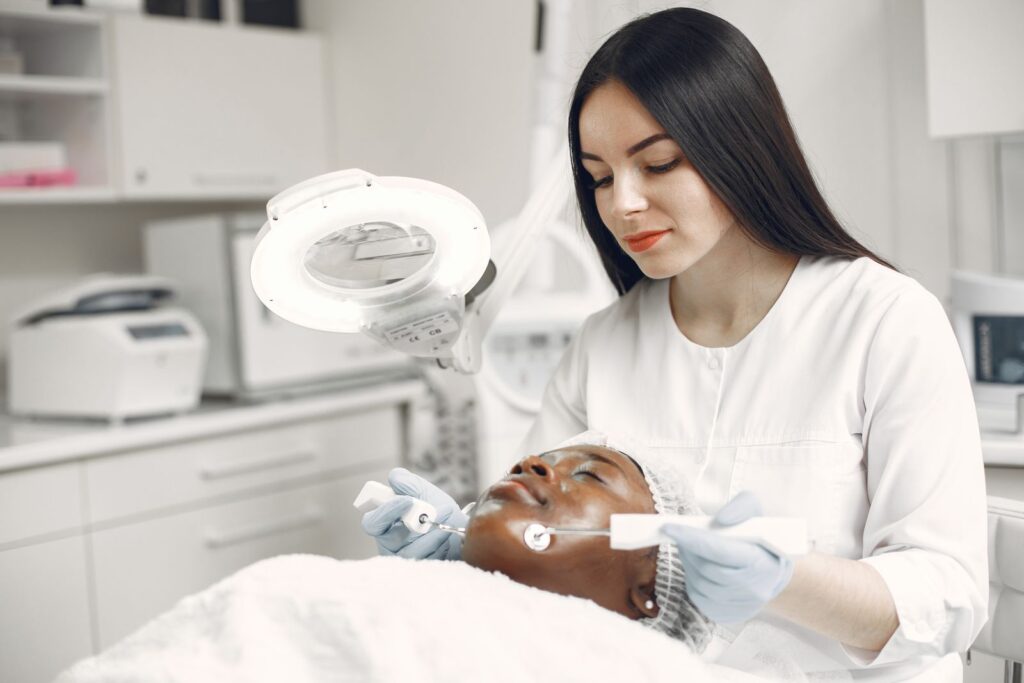 Dermatologista realizando procedimento na pele do rosto