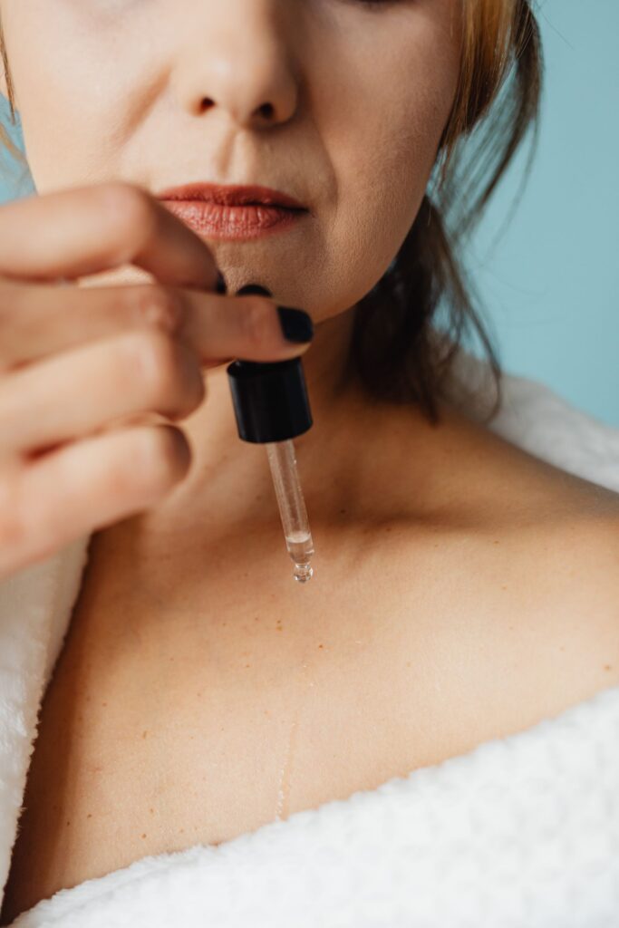 Resveratrol na pele: mulher aplicando sérum antioxidante com conta-gotas
