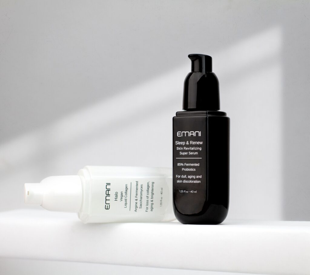 Aplicação de sérum booster de retinal na pele madura à noite