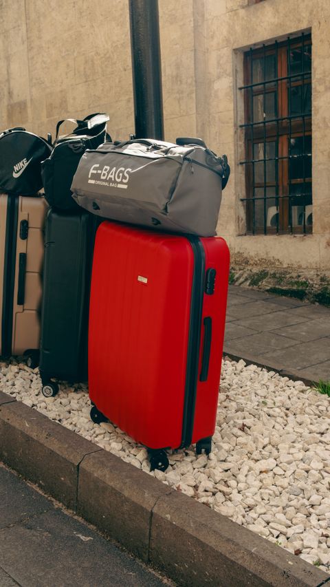 Necessaire organizada com produtos de skincare de viagem para pele madura