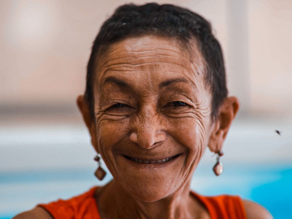 Sulco nasogeniano: close-up de mulher madura sorrindo