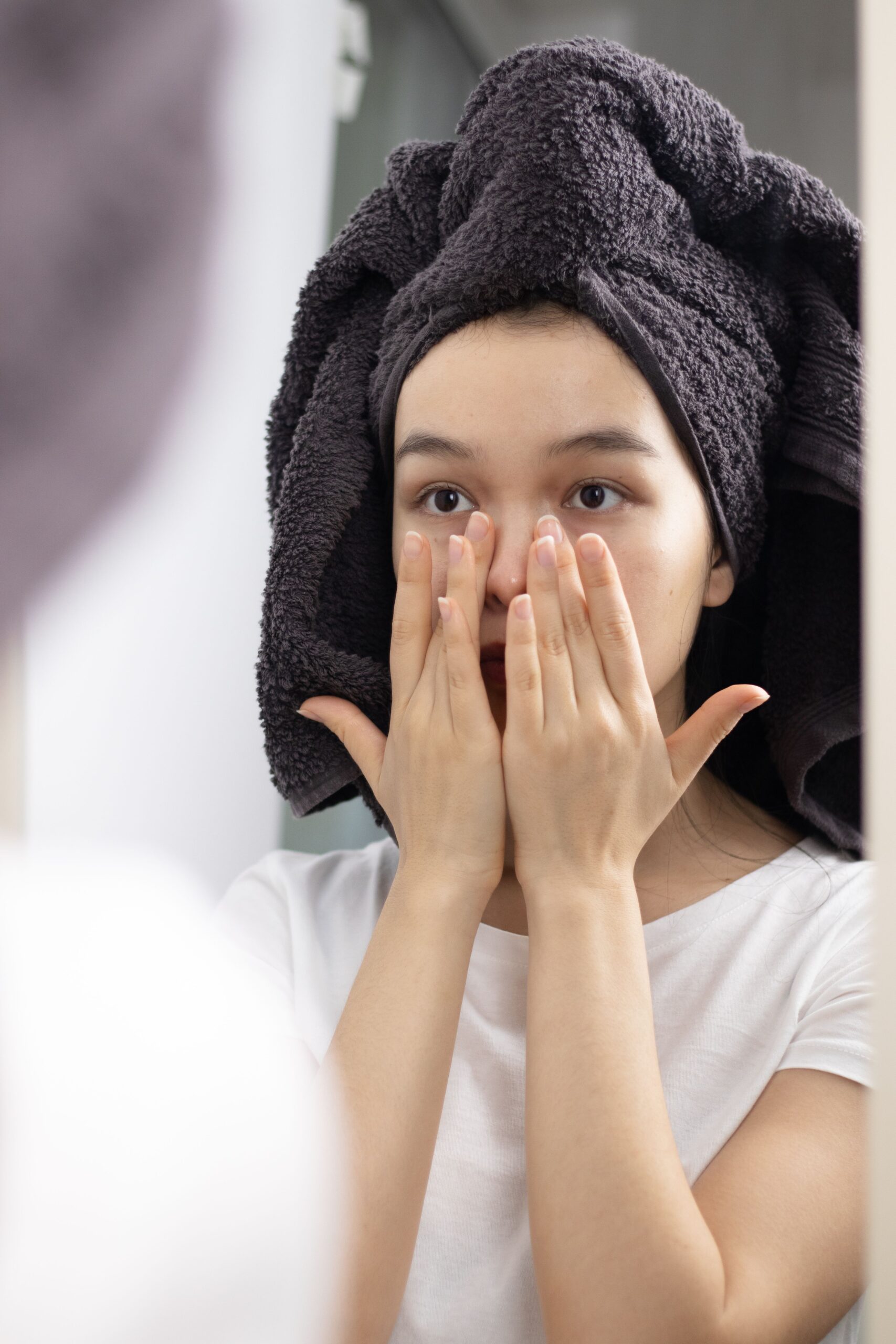 texturas leves de skincare aplicadas na pele madura
