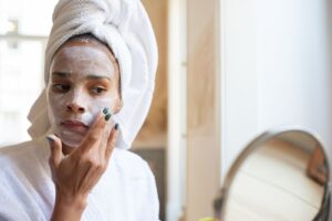 Umectante, Emoliente ou Oclusivo: Entenda as Camadas do Skincare na Pele Madura