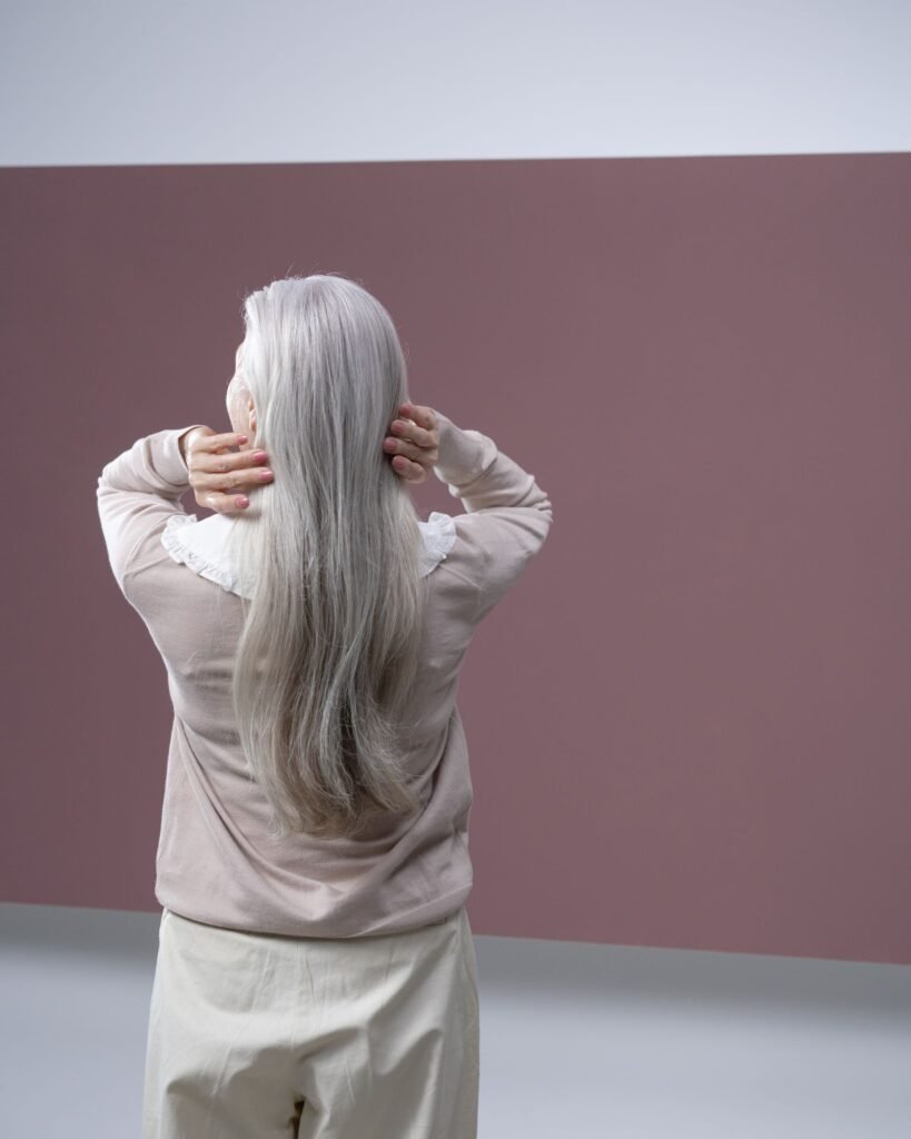 Cabelo longo e grisalho visto de costas