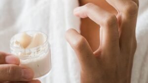 Ceramidas ou Ácido Hialurônico: Qual Escolher para Pele Madura Ressecada?
