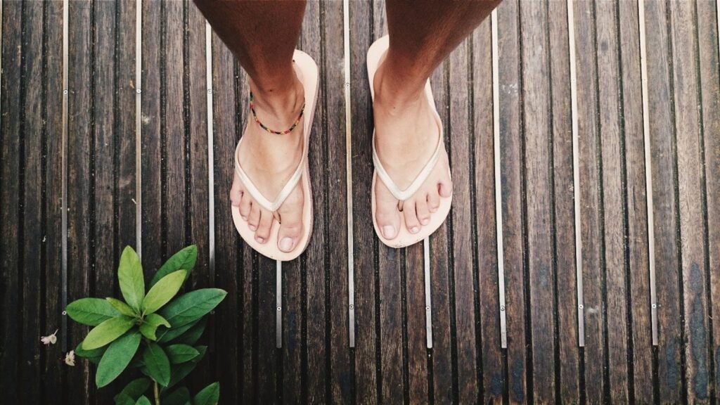 Pés com chinelo, uma medida de prevenção de fungos