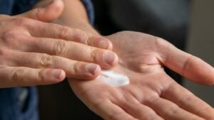 Cicaplast ou Bepantol Derma: Qual a Diferença e Qual Escolher na Pele Madura