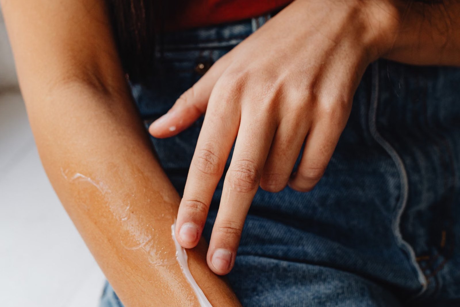 Linha de creme hidratante no antebraço: Cicaplast ou Bepantol para áreas secas